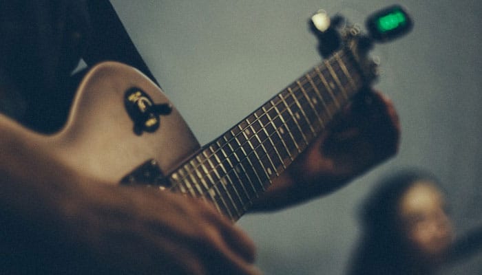 Der beste Clip On Guitar Tuner für elektrische und akustische Gitarre