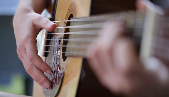 7 meilleures guitares acoustiques bon marché en 2023