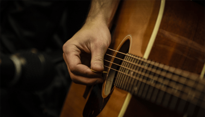 10 meilleures guitares acoustiques de moins de 1000 $ en 2023