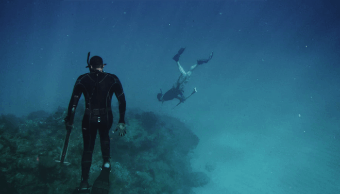 2 person underwater