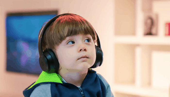 Kid with headphone