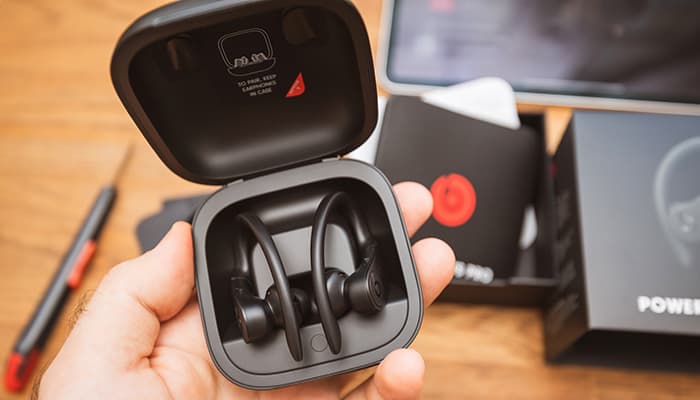 how to connect powerbeats to pc