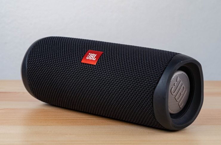 JBL Flip 4 Speaker in Black