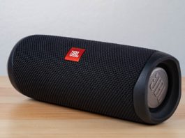 JBL Flip 4 Speaker in Black