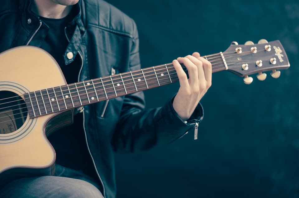 Wie funktioniert eine akustische E-Gitarre?