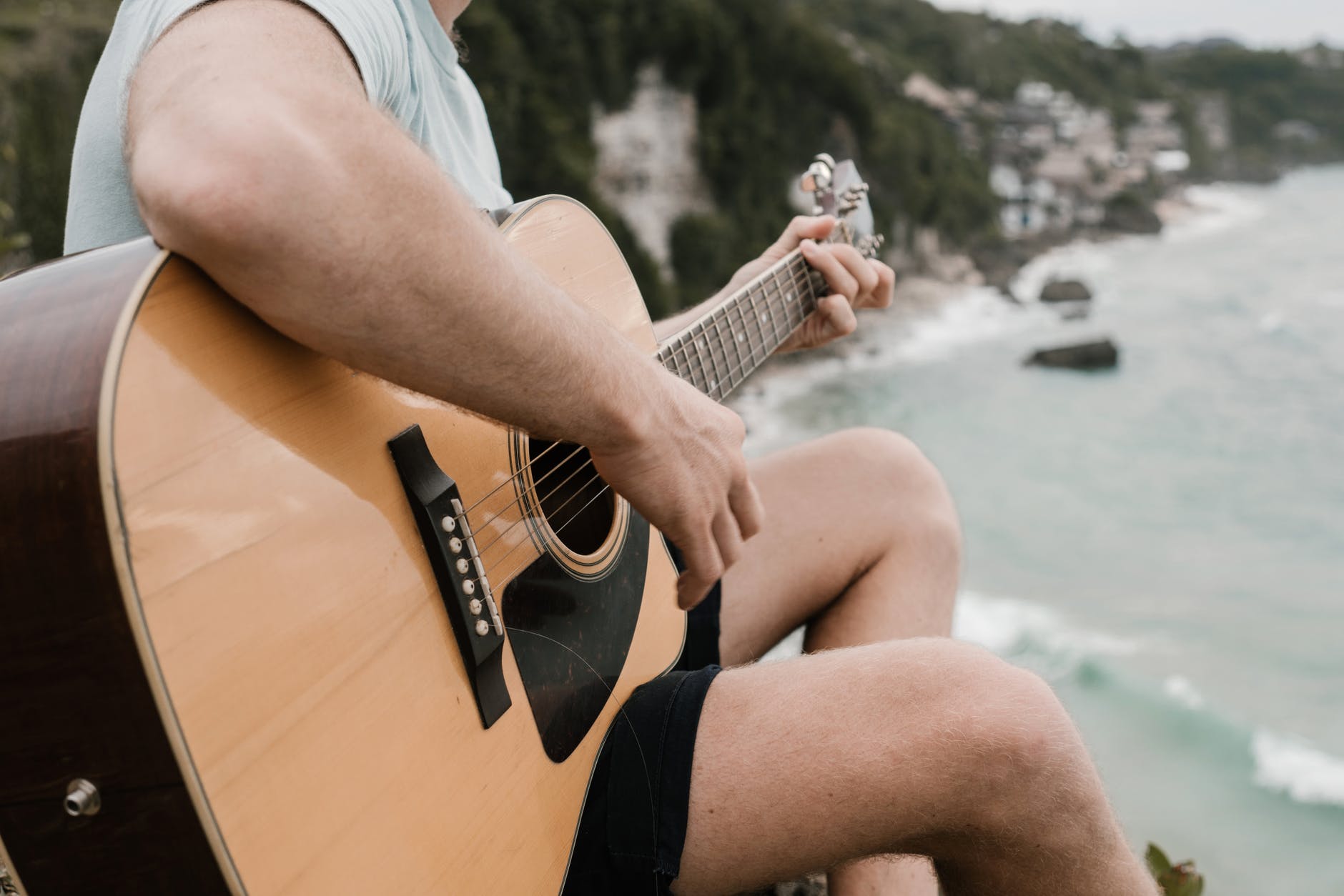 Guitares en bois d'oranger - Revue 2