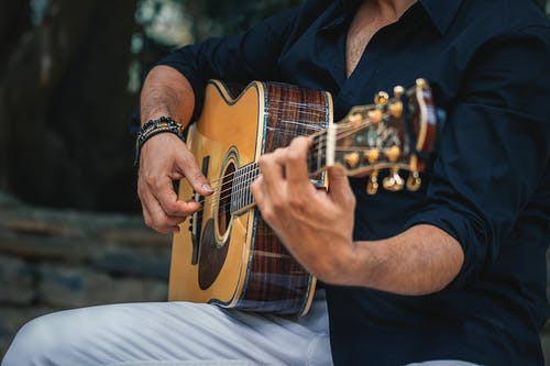 Revue des guitares en bois d'oranger