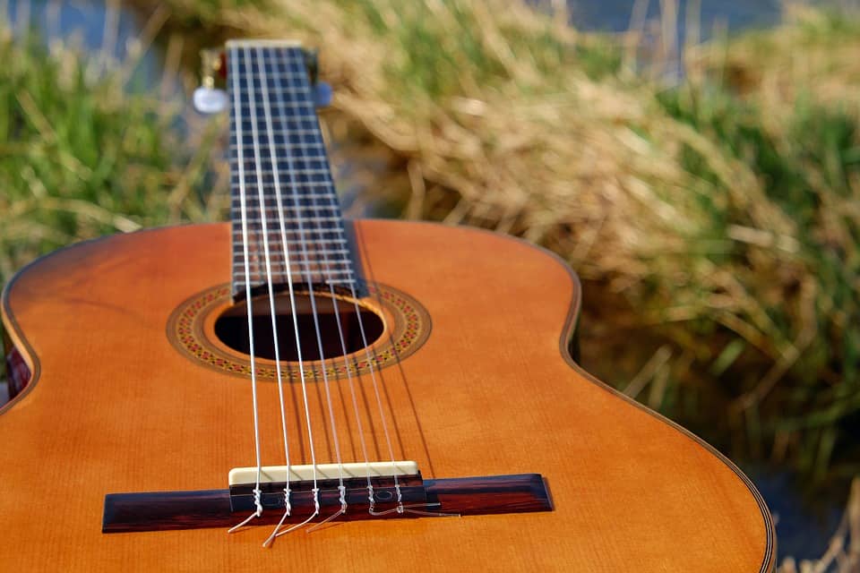 Guitare en bois de cèdre