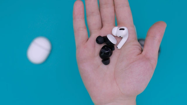 airpods-and-earbuds-in-the-palm
