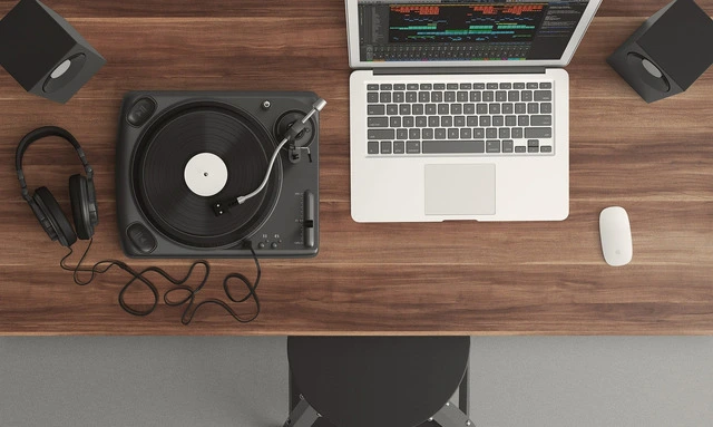 Laptop with DAW and turntable