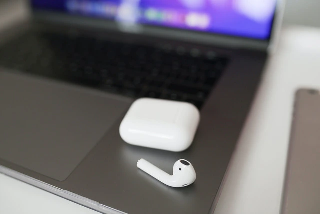 Airpods and a Macbook