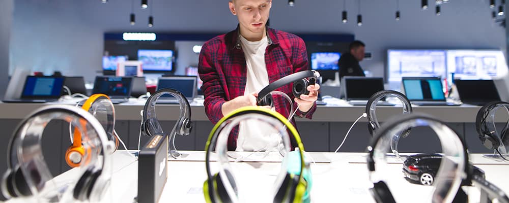 Hombre eligiendo auriculares