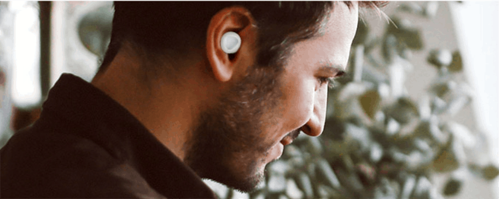 Homme avec Galaxy buds plus