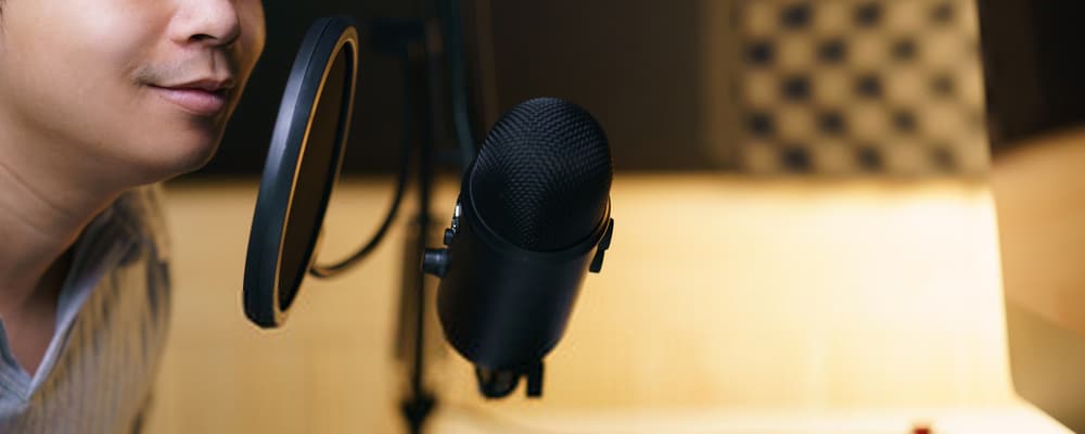 Homme avec un microphone à condensateur