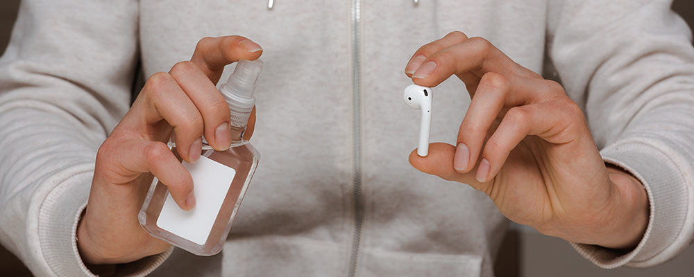 Sanitizing earphone