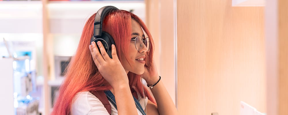 Mujer probando unos nuevos auriculares