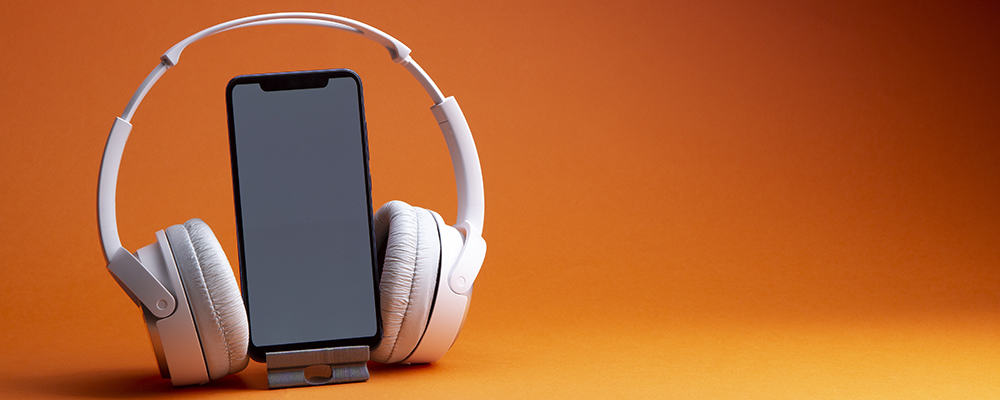 Auriculares blancos y smartphone