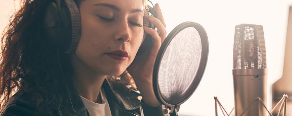 Frau im Aufnahmestudio