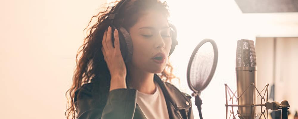 Femme dans un studio d'enregistrement