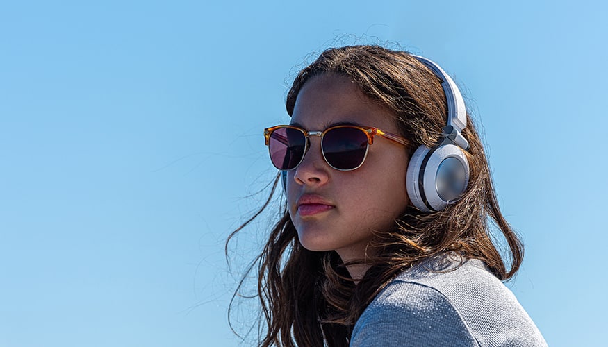 Girl with sunglasses and headphone
