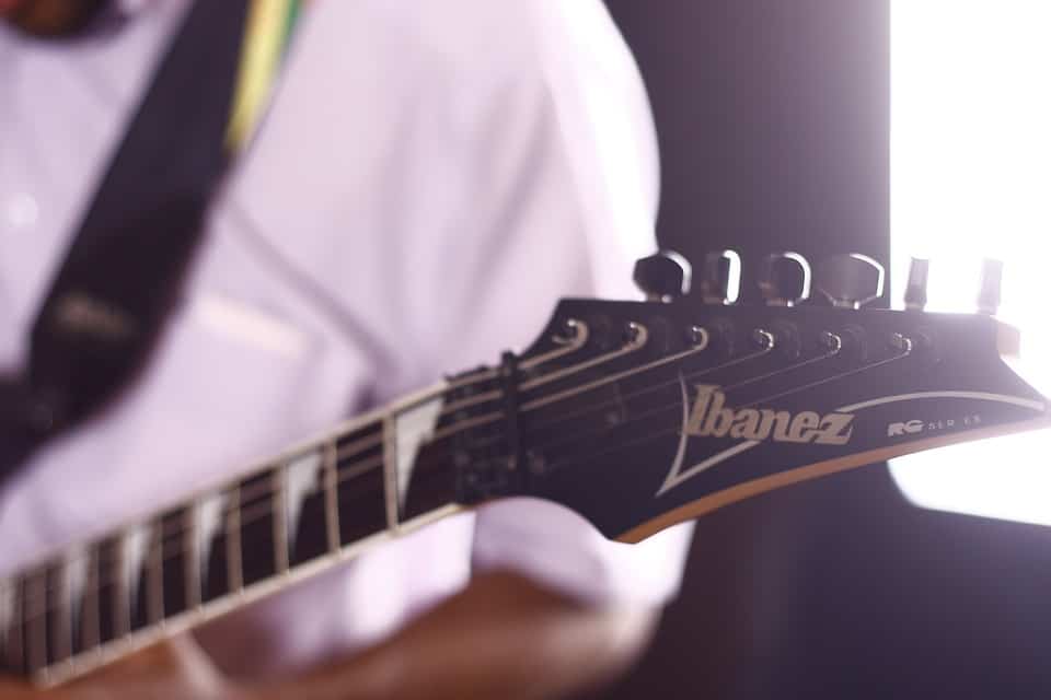 Guitarra eléctrica Ibanez de mástil fino