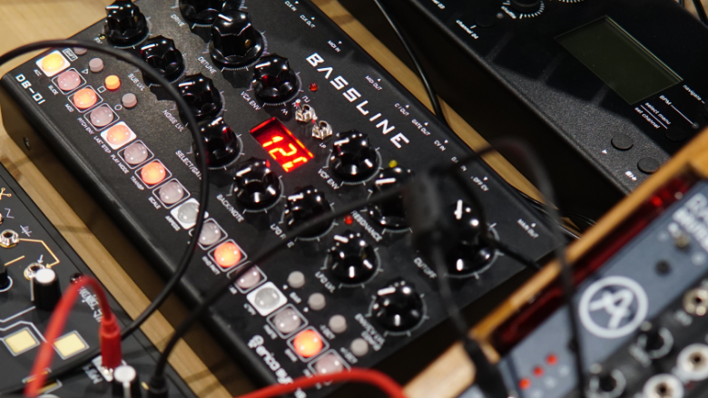 analog bassline synthesizer with dials