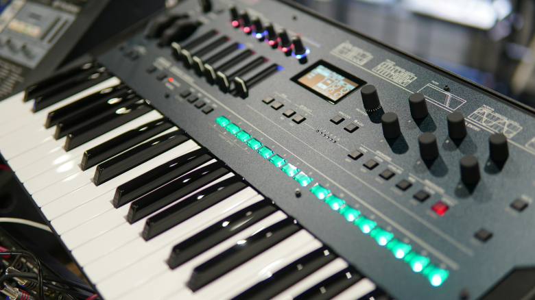 synthesizer keyboard with green lights